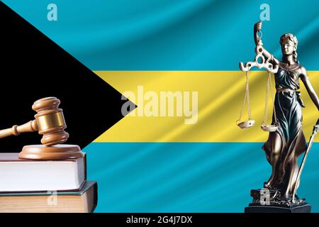 Recht und Gerechtigkeit auf den Bahamas. Statue von themis und der Gavel des Richters vor dem Hintergrund der Flagge der Bahamas. Recht und Gerechtigkeit Konzept. Stockfoto