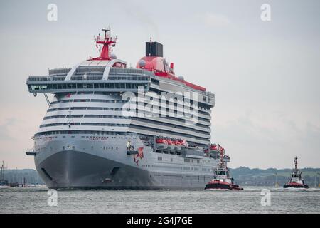 Virgin Voyages neues Kreuzschiff MV Scarlet Lady in Portsmouth, Großbritannien am 21. Juni 2021. Stockfoto