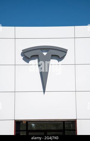 Maplewood, Minnesota. Tesla Autohaus-Logo auf dem Gebäude. Stockfoto
