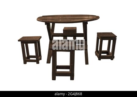 Tisch und Stühle aus Holz, isoliert auf weißem Hintergrund, arbeiten mit einem Pfad zum Schneiden. Stockfoto