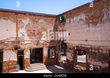 Jerome, Arizona - 10. Mai 2021: Blick in die Überreste des alten Bartlett Hotels, verlassen, in einer Geisterstadt Stockfoto