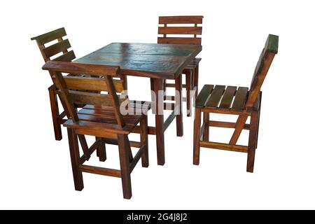 Tisch und Stühle aus Holz, isoliert auf weißem Hintergrund, arbeiten mit einem Pfad zum Schneiden. Stockfoto