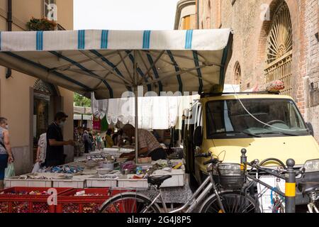 CREMONA, ITALIEN - 19. Juni 2021: Cremona, Lombardei, Italien - 18. juni 2021 der erste Staruday des Straßenmarktes ist überfüllt, da die Lombardei weiß ist wie Covid-1 Stockfoto