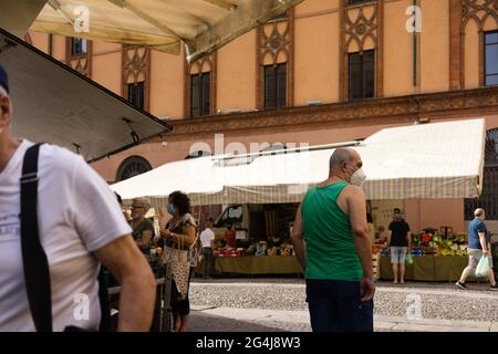 CREMONA, ITALIEN - 19. Juni 2021: Cremona, Lombardei, Italien - 18. juni 2021 der erste Staruday des Straßenmarktes ist überfüllt, da die Lombardei weiß ist wie Covid-1 Stockfoto