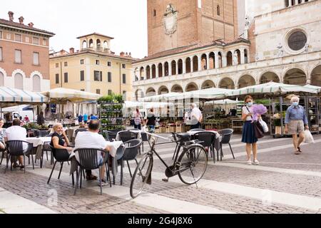 CREMONA, ITALIEN - 19. Juni 2021: Cremona, Lombardei, Italien - 18. juni 2021 der erste Staruday des Straßenmarktes ist überfüllt, da die Lombardei weiß ist wie Covid-1 Stockfoto