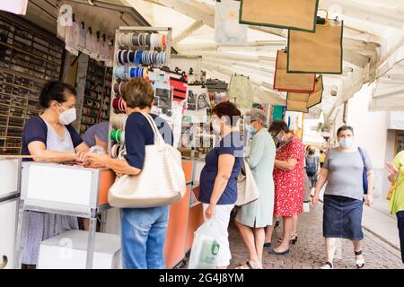 CREMONA, ITALIEN - 19. Juni 2021: Cremona, Lombardei, Italien - 18. juni 2021 der erste Staruday des Straßenmarktes ist überfüllt, da die Lombardei weiß ist wie Covid-1 Stockfoto
