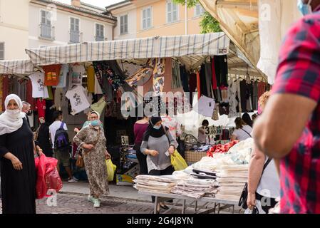 CREMONA, ITALIEN - 19. Juni 2021: Cremona, Lombardei, Italien - 18. juni 2021 der erste Staruday des Straßenmarktes ist überfüllt, da die Lombardei weiß ist wie Covid-1 Stockfoto