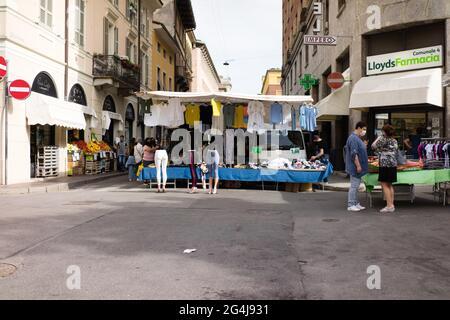 CREMONA, ITALIEN - 19. Juni 2021: Cremona, Lombardei, Italien - 18. juni 2021 der erste Staruday des Straßenmarktes ist überfüllt, da die Lombardei weiß ist wie Covid-1 Stockfoto