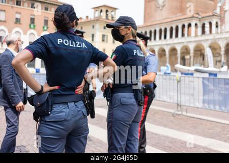 CREMONA, ITALIEN - 19. Juni 2021: Cremona, Lombardei, Italien - 18. juni 2021 der erste Staruday des Straßenmarktes ist überfüllt, da die Lombardei weiß ist wie Covid-1 Stockfoto