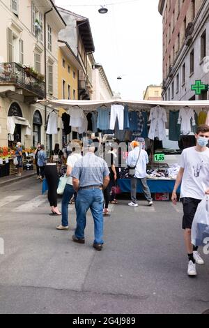 CREMONA, ITALIEN - 19. Juni 2021: Cremona, Lombardei, Italien - 18. juni 2021 der erste Staruday des Straßenmarktes ist überfüllt, da die Lombardei weiß ist wie Covid-1 Stockfoto