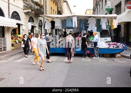 CREMONA, ITALIEN - 19. Juni 2021: Cremona, Lombardei, Italien - 18. juni 2021 der erste Staruday des Straßenmarktes ist überfüllt, da die Lombardei weiß ist wie Covid-1 Stockfoto