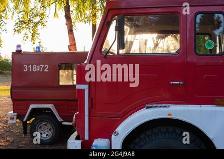 POZNAN, POLEN - 16. Jun 2021: Straz pozarna - Zeichen polnische Feuerwehrleute auf dem Fahrzeug. POLNISCH Stockfoto