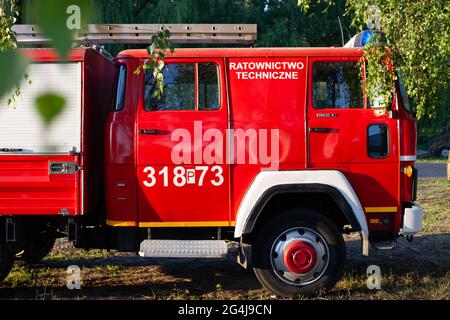 POZNAN, POLEN - 16. Jun 2021: Lichterprung des roten Feuerwehrwagens in Polen. Stockfoto