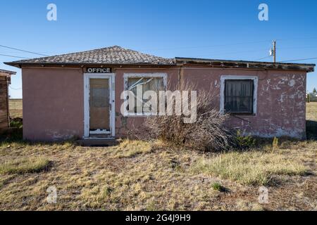 Altes verlassene Motelbüro an der Route 66 in der Wüstenstadt San Jon in New Mexico Stockfoto