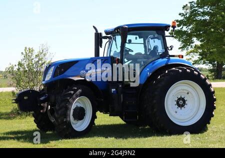 KESLEY, KANADA - 06. Juni 2020: Kesley, Ontario / Kanada - 6. Juni 2020: Brandneuer T7.260 Neuer Holland Blue Farm Traktor Stockfoto