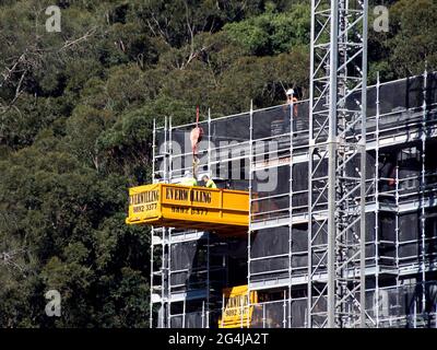 Australia, Gosford, 17. Mai 2021. Arbeiter Entladen geliefert Ausrüstung auf neue soziale Wohnungsbau in 56-58 Beane St. Teil einer Serie. Stockfoto