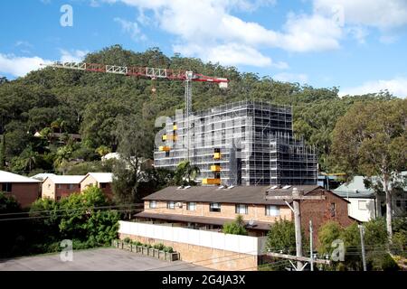 15.Mai 2021. Alle Bodenebenen wurden nun mit einem Turmdrehkran vor Ort gebildet. Neuer sozialer Wohnungsbau bei 56-58 Beane St. Gosford. Australien. Bild zur kommerziellen Verwendung. Stockfoto