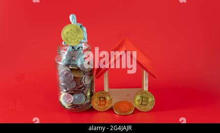 Immobilieninvestition, Hypothekenfinanzierung und Refinanzierungskonzept für Immobilien. Selektiver Fokus auf ein Spielzeughaus und eine Puppe mit einem Bott Stockfoto