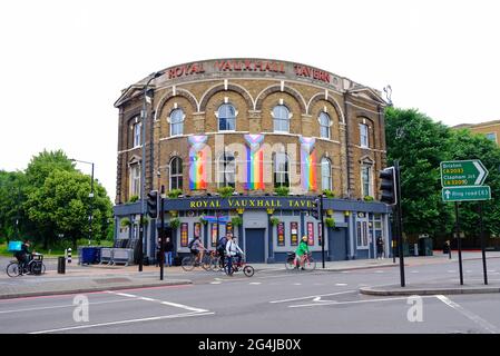 Die Royal Vauxhall Tavern ist die älteste noch erhaltene Schwulenhalle im Süden Londons. Die Progress Pride Flag schmückt die Außenseite des Pubs während des Pride Month. Stockfoto