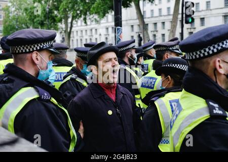 Ein Anti-Lockdown-Protestler singt, als er von der Polizei in der Nähe der Downing Street verhaftet wird. Eine Demonstration wurde als Lockdown-Phase 4 bezeichnet, die sich verzögert Stockfoto