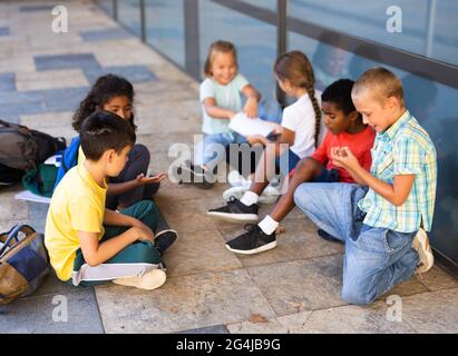 Tweenagers Schüler haben Spaß in der Nähe von Schulgebäude Stockfoto