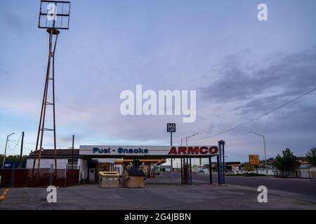 Gallup, New Mexico - 18. Mai 2021: Verlassene Armco-Tankstelle an der Route 66 bei Sonnenaufgang Stockfoto
