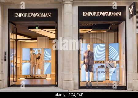 Das Emporio Armani-Logo ist in einem ihrer Geschäfte in der New Bond Street in London zu sehen. Stockfoto