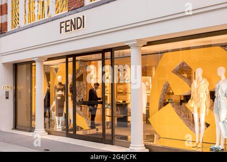 London, Großbritannien. Juni 2021. Das Fendi-Logo ist in einem ihrer Geschäfte in der New Bond Street in London zu sehen. Quelle: Belinda Jiao/SOPA Images/ZUMA Wire/Alamy Live News Stockfoto