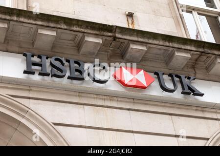 London, Großbritannien. Juni 2021. Das Logo von HSBC UK ist in einer ihrer Filialen in der New Bond Street in London zu sehen. (Foto von Belinda Jiao/SOPA Images/Sipa USA) Quelle: SIPA USA/Alamy Live News Stockfoto