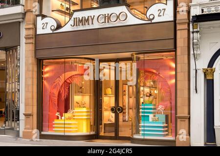 London, Großbritannien. Juni 2021. Das Jimmy Choo-Logo ist in einem ihrer Geschäfte in der New Bond Street in London zu sehen. (Foto von Belinda Jiao/SOPA Images/Sipa USA) Quelle: SIPA USA/Alamy Live News Stockfoto