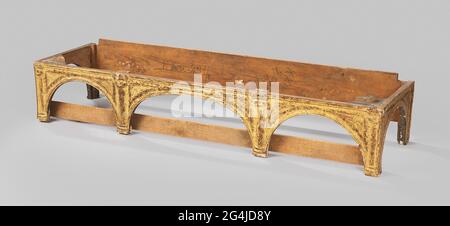 Der Berg des cassone aus der Goldkiefer, gebildet von drei Kröten mit den Kolonen. Der Berg des cassone aus der Goldkiefer, gebildet von drei Kröten mit den Kolonen. Stockfoto