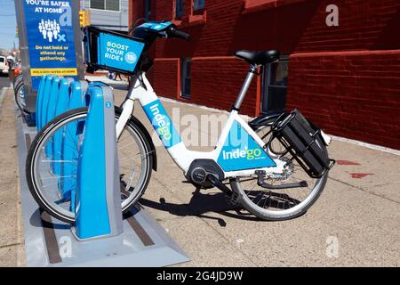 Ein Indego-Elektrofahrrad, das mit einem Bosch Active Line Pedal Assist E-Bike-Motor ausgestattet ist. Indego ist das öffentliche Fahrradverleihprogramm von Philadelphia. Stockfoto