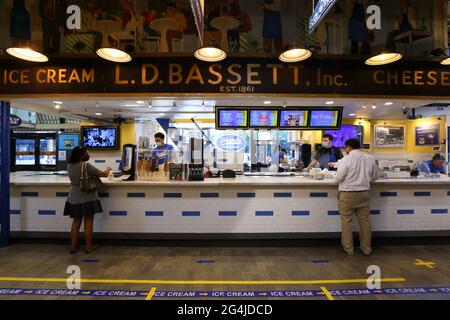 Bassetts Ice Cream im Reading Terminal Market, Philadelphia, PA. Innenraum einer Eisdiele. Stockfoto