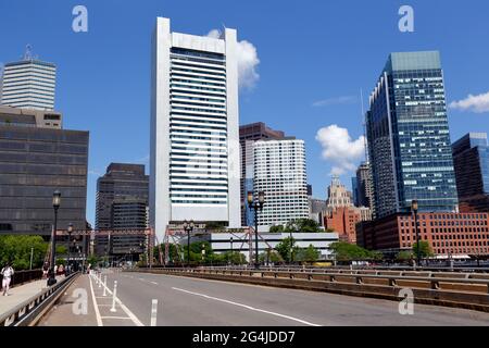 Blick auf die Innenstadt von Boston von der Summer Street Bridge, Boston, MA. Zu den Gebäuden im Hintergrund gehört die Federal Reserve Bank of Boston Stockfoto