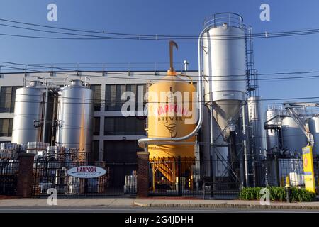 Harpoon Brewery, 306 Northern Ave, Boston, MA. Außenansicht einer großen Craft Brewery im Boston Marine Industrial Park im Seaport District. Stockfoto