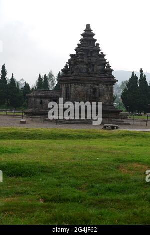 Vertikale Aufnahme der Arjuna- und Semar-Tempel auf dem Tempelgelände von Dieng, Indonesien Stockfoto