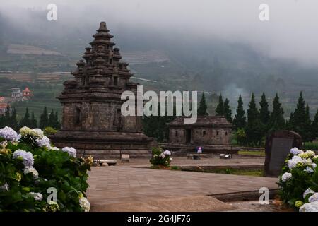 Wunderschöne Aussicht auf die Arjuna- und Semar-Tempel in der Dieng-Tempelanlage, Indonesien Stockfoto