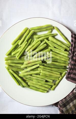 Drumstick-Bild, einige geschälte Stücke von Drumstick. Drumstick oder Moringa ist ein sehr gutes und gesundes Gemüse, neues Lebensmittelbild. Stockfoto