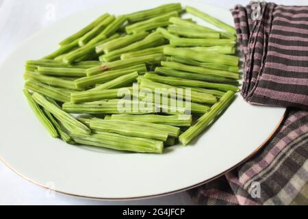 moringa oleifera Stücke auf Teller, moringa oleifera Stücke fertig zum Kochen, Lebensmittelkonzept Stockfoto