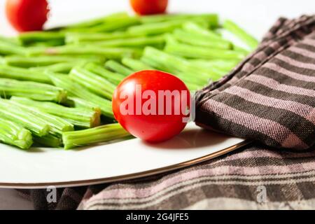 Tomatoe und Drumstick Stück auf weißem Teller, neue Tomatoe Obst Stock Bild, wie Sie brauchen. Stockfoto