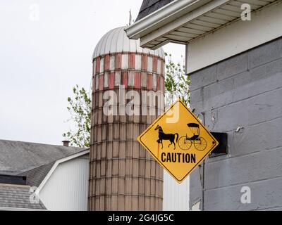 Amish Farm mit gelbem Buggy-Straßenschild Stockfoto