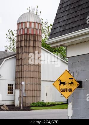 Amish Farm mit gelbem Buggy-Warnschild Stockfoto