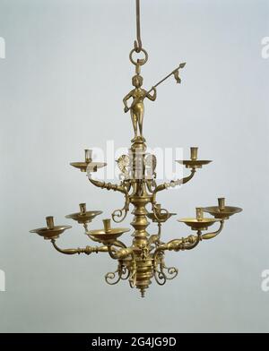 . Großer Arm mit dem begleitenden Fettfänger und Halter. Der beschriftete Arm hat in der Mitte einen bol- und hohlprofilierten Nodus und ist auf beiden Seiten etwas verdickt. Am Stamm geht sie in spiralförmigen Locken hinaus. Er geht in den Schraubenden aus Eisen nach außen, an denen der Kerzenhalter befestigt werden kann. Der runde Fettfänger hat abgesenkte Kanten. Die runden in den ausgestreckten durchbrochenen Halterungen der jeweils anderen haben Holrondenfüße, die auf die Arme geschraubt werden. Stockfoto