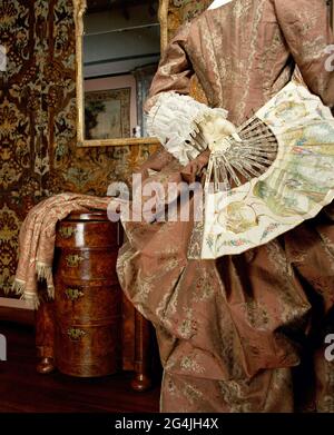 . JAP, Robe à l'Anglaise oder Polonaise, von rot-grün und weiß-zeitlich und floralen Seite, bestehend aus einer Zusammenfassung (a) und einem Rock (b). Louis XVI-Stil. Stockfoto