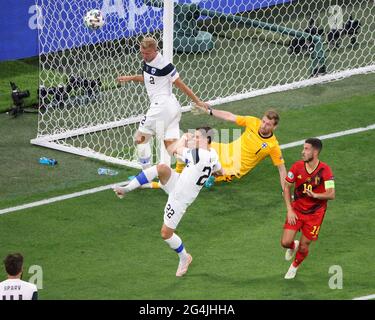 Sankt Petersburg, Russland. Juni 2021. Lukas Hradecky (1), Paulus Arajuuri (2), Jukka Raitala (22) aus Finnland und Eden Hazard (10) aus Belgien sind während der Europameisterschaft EURO 2020 zwischen Belgien und Finnland in der Gazprom Arena im Einsatz (Endstand; Finnland 0:2 Belgien). (Foto von Maksim Konstantinov/SOPA Images/Sipa USA) Quelle: SIPA USA/Alamy Live News Stockfoto