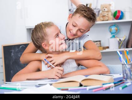 Junge erklärt Mädchen neues Thema auf Mathematik Stockfoto