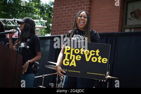 Atlanta, Georgia, USA. Juni 2021. Eine Multi-Bus-Karawane Freedom Ride 2021 für Stimmrechte hält Kundgebung vor der Ebenezer Baptist Church in Atlanta ab, während die Dynamik wächst, um gegen GeorgiaÃs neue Wahlgesetze zu kämpfen, von denen Bürgerrechtler sagen, dass sie Stimmrechte für schwarze und einkommensschwache Wähler unterdrücken.Bild: Stimmrechtsanhänger bei der Kundgebung Kredit: Robin Rayne/ZUMA Wire/Alamy Live News Stockfoto