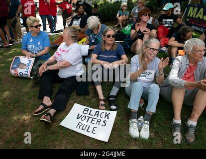 Atlanta, Georgia, USA. Juni 2021. Eine Mehrbus-Karawane Freedom Ride 2021 für Stimmrechte hält Kundgebung vor der Ebenezer Baptist Church in Atlanta ab, während die Dynamik wächst, um gegen GeorgiaÃs neue Wahlgesetze zu kämpfen, die Bürgerrechtsführer sagen, dass sie Stimmrechte für schwarze und einkommensschwache Wähler unterdrücken.Bild: Die Teilnehmer der Kundgebung hören den Rednern zu. Quelle: Robin Rayne/ZUMA Wire/Alamy Live News Stockfoto