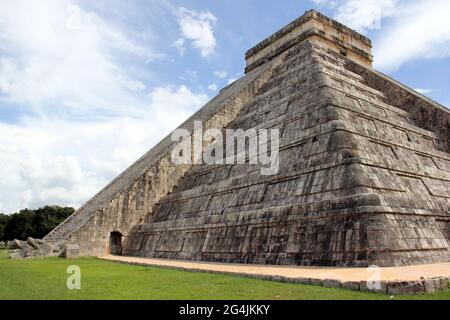 Tempel von Kukulcan (El Castillo) in der Mitte der archäologischen Stätte, Nahaufnahme aus der nordwestlichen Ecke, Chichen-Itza, Yucatan, Mexiko Stockfoto