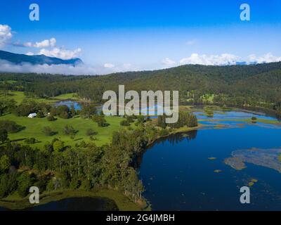 Crams Farm ist eine wunderschöne Parklandschaft, die entstand, als Doon Doon Creek zur Schaffung eines Wasserspeichers für den Tweed Shire in Australien verdammt wurde Stockfoto